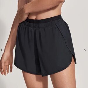 NWOT Varley Shorts Rae Mid-Rise Running Short 4" Women’s XS